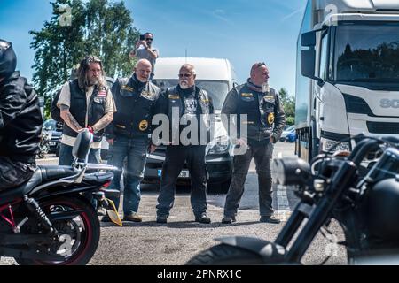 Gli Hells Angels si incontrano e guardano alla stazione di servizio, West Sussex Foto Stock