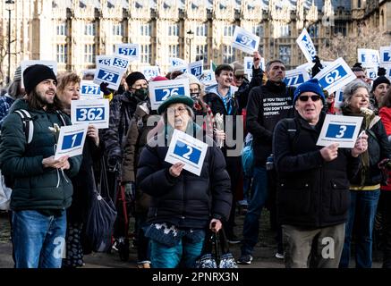 Protesta anti-privatizzazione del servizio sanitario nazionale dell'NHS a Trafalgar Square il 25 febbraio 2023. Organizzato da We Own IT in seguito a un recente studio della Oxford University che collega un aumento dell'outsourcing dei servizi NHS alle morti prevenibili di 557 persone dal 2013. Foto Stock