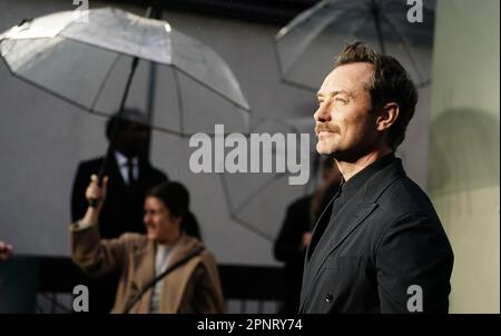 Jude Law partecipa alla prima mondiale di Peter Pan & Wendy, al Curzon Mayfair di Londra. Data immagine: Giovedì 20 aprile 2023. Foto Stock