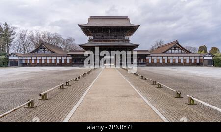 Un cancello a Zuiryuji, un tempio buddista Zen a Takaoka, Giappone. Foto Stock