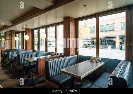 Un interno vuoto di un ristorante a Londra, cabine vuote che si affacciano sulla strada Foto Stock