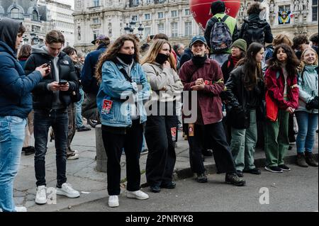 Jan Schmidt-Whitley/le Pictorium - dimostrazione contro la riforma pensionistica a Parigi - 20/4/2023 - Francia / Parigi / Parigi - i giovani studenti delle scuole superiori e delle università stanno guidando la manifestazione. Più di mille persone si sono riunite a Parigi per manifestare contro la riforma pensionistica, come l'Intersyndicale ha chiesto una grande giornata di mobilitazione il 1st maggio. Foto Stock