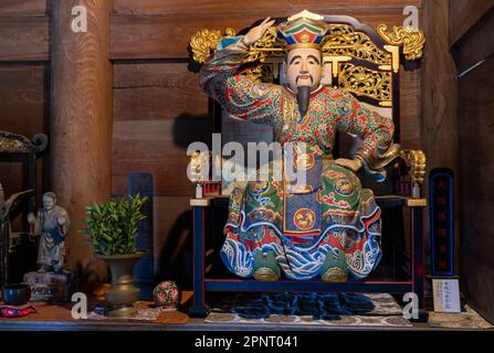 Una statua colorata a Zuiryuji, un tempio buddista zen a Takaoka, Giappone. Foto Stock