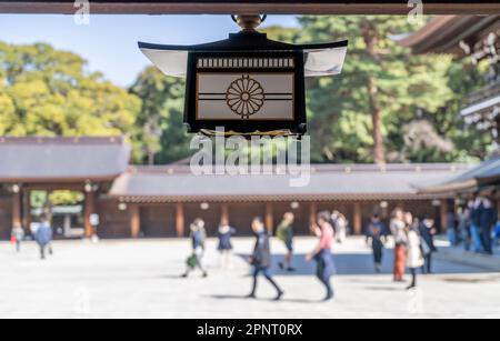 Una lanterna appesa nella piazza centrale al Santuario Meiji (o Meiji Jingu) a Tokyo, Giappone. Foto Stock