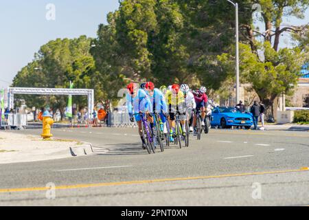 Victorville, CA, USA – 26 marzo 2023: Gara ciclistica maschile svolta in un evento tenuto dal Majestic Cycling a Victorville, California. Foto Stock