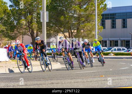 Victorville, CA, USA – 26 marzo 2023: Gara ciclistica maschile svolta in un evento tenuto dal Majestic Cycling a Victorville, California. Foto Stock