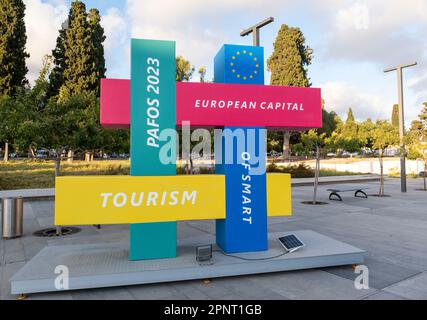 Pafos capitale europea di Smart Tourism 2023 logo e vecchio edificio della stazione di polizia, Piazza Kennedy, Pafos città vecchia (Ktima), Cipro. Foto Stock