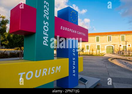 Pafos capitale europea del turismo intelligente 2023 logo, Piazza Kennedy, Pafos città vecchia (Ktima), Cipro. Foto Stock