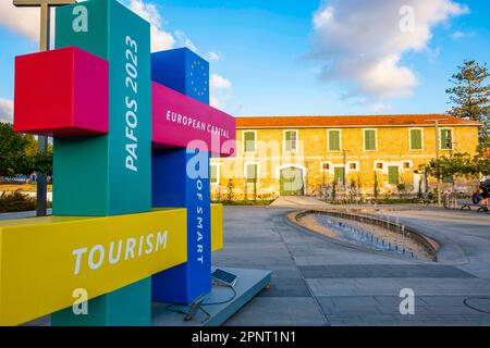 Pafos capitale europea del turismo intelligente 2023 logo, Piazza Kennedy, Pafos città vecchia (Ktima), Cipro. Foto Stock