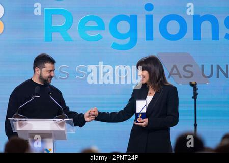 Kiev, Ucraina. 20th Apr, 2023. Il presidente ucraino Volodymyr Zelenskyy presenta il premio Savior City al sindaco di Parigi Anne Hidalgo, a destra, durante il Vertice Internazionale delle Città e delle regioni, 20 aprile 2023 a Kyiv, Ucraina. Credit: Foto piscina/Ufficio stampa presidenziale ucraino/Alamy Live News Foto Stock