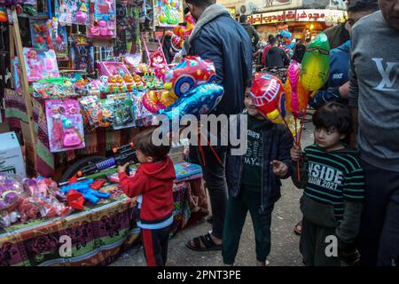 I palestinesi acquistano giocattoli in un mercato in vista della vacanza Eid al-Fitr nel sud di Gaza a Rafah, giovedì 20 aprile 2023. I musulmani di tutto il mondo si stanno preparando per la festa di Eid al-Fitr che inizia all'inizio di aprile 21, segnando la fine del santo mese del digiuno del Ramadan. Le preparazioni includono l'acquisto di nuovi vestiti, giocattoli e dolci speciali. Foto di Ismael Mohamad/UPI Credit: UPI/Alamy Live News Foto Stock