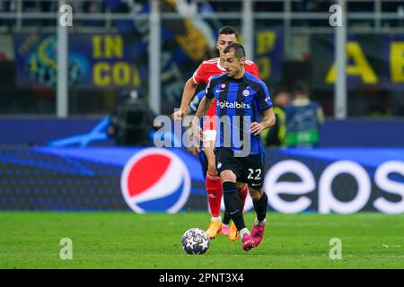 Milano, Italia. 19th Apr, 2023. Milano, Italia, 19th 2023 aprile: Henrikh Mkhitaryan (22 Inter) controlla la palla durante la partita di calcio della UEFA Champions League Quarterfinal tra Inter e Benfica allo Stadio San Siro di Milano. (Daniela Porcelli/SPP) Credit: SPP Sport Press Photo. /Alamy Live News Foto Stock