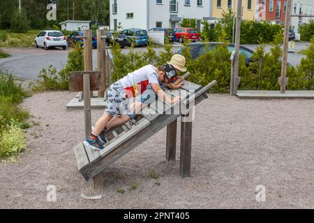 Due ragazzi giocano sul campo sportivo nella calda giornata estiva. Svezia. Foto Stock