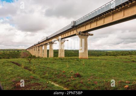 Vista panoramica della linea ferroviaria a scartamento standard che attraversa il Parco Nazionale di Nairobi, Kenya Foto Stock