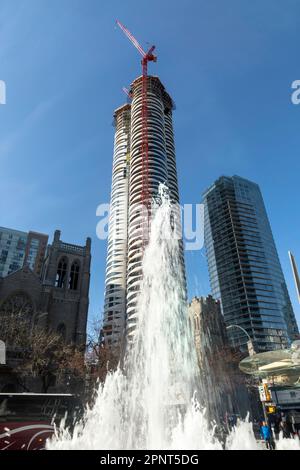 Il caratteristico edificio Butterfly, che si avvicina alla sua altezza di 57 piani, è visto nel centro di Vancouver il 14 aprile 2023. Credito: Colin N. Perkel Foto Stock