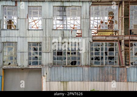 Conchiglia di edifici industriali con finestre rotte Foto Stock
