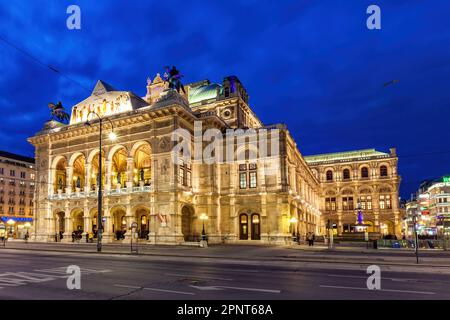 Teatro dell'Opera di Vienna, Austria, al crepuscolo. Foto Stock