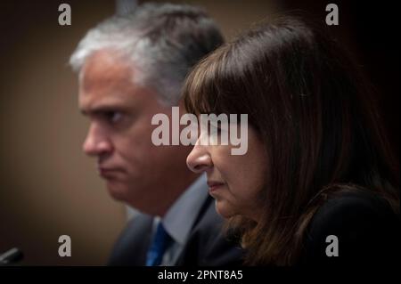 Kiev, Ucraina. 20th Apr, 2023. Il sindaco di Parigi Anne Hidalgo, a destra, ascolta il presidente ucraino Volodymyr Zelenskyy durante un incontro bilaterale al Palazzo Mariinskyi, 20 aprile 2023 a Kyiv, Ucraina. Zelenskyy ha poi presentato a Hidalgo la medaglia della città del Salvatore per il sostegno dell'Ucraina da parte dei cittadini parigini. Credit: Foto piscina/Ufficio stampa presidenziale ucraino/Alamy Live News Foto Stock