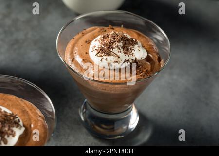 Mousse al cioccolato dolce ricco Dessert in un bicchiere Foto Stock