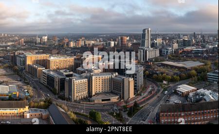 LEEDS, REGNO UNITO - 20 APRILE 2023. Una vista panoramica aerea dello skyline di Leeds con il grattacielo Bridgewater Place e l'Holbeck bagnati all'inizio della città Foto Stock