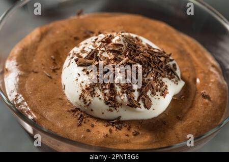 Mousse al cioccolato dolce ricco Dessert in un bicchiere Foto Stock