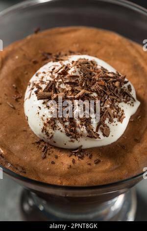 Mousse al cioccolato dolce ricco Dessert in un bicchiere Foto Stock