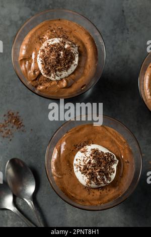 Mousse al cioccolato dolce ricco Dessert in un bicchiere Foto Stock