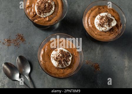 Mousse al cioccolato dolce ricco Dessert in un bicchiere Foto Stock