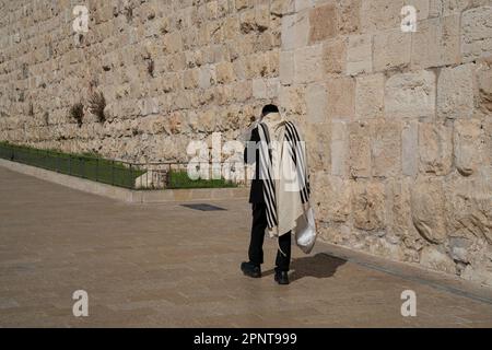 Gerusalemme, Israele - 12th novembre 2022: Un ebreo ortodosso in uno scialle di preghiera, vicino alle mura della città vecchia di Gerusalemme, Israele. Foto Stock