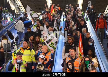 Julien Mattia / le Pictorium - giornata d'azione dei sindacati ferroviari a Parigi, 20 aprile 2023 - 20/4/2023 - Francia / Ile-de-France (regione) / Parigi - Giornata d'azione dei sindacati ferroviari che invadono la sede Euronext a la Defense a Parigi il 20 aprile 2023 Foto Stock