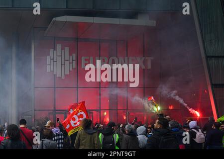 Julien Mattia / le Pictorium - giornata d'azione dei sindacati ferroviari a Parigi, 20 aprile 2023 - 20/4/2023 - Francia / Ile-de-France (regione) / Parigi - Giornata d'azione dei sindacati ferroviari che invadono la sede Euronext a la Defense a Parigi il 20 aprile 2023 Foto Stock