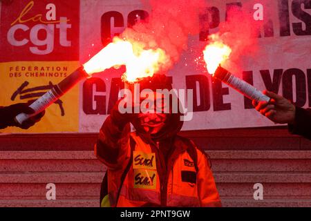 Julien Mattia / le Pictorium - giornata d'azione dei sindacati ferroviari a Parigi, 20 aprile 2023 - 20/4/2023 - Francia / Ile-de-France (regione) / Parigi - Giornata d'azione dei sindacati ferroviari che invadono la sede Euronext a la Defense a Parigi il 20 aprile 2023 Foto Stock