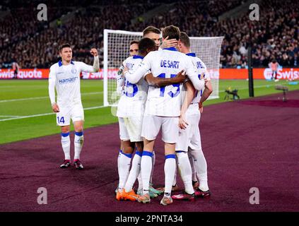 Hugo Cuypers DI KAA Gent festeggia con i suoi compagni di squadra dopo aver segnato il primo gol della partita durante la seconda tappa della finale della UEFA Europa Conference League al London Stadium, Londra. Data immagine: Giovedì 20 aprile 2023. Foto Stock