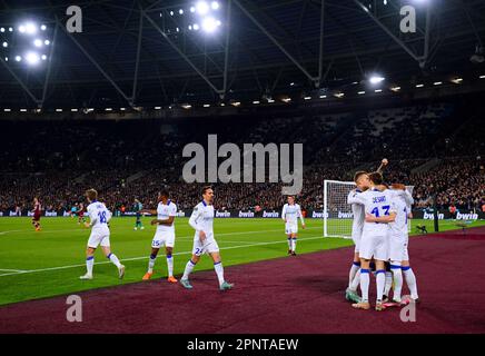 Hugo Cuypers DI KAA Gent festeggia con i suoi compagni di squadra dopo aver segnato il primo gol della partita durante la seconda tappa della finale della UEFA Europa Conference League al London Stadium, Londra. Data immagine: Giovedì 20 aprile 2023. Foto Stock