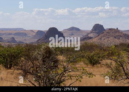Vista panoramica sulle montagne di erongo in Namibia Foto Stock