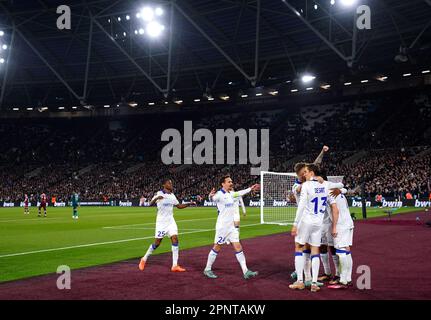 Hugo Cuypers DI KAA Gent festeggia con i suoi compagni di squadra dopo aver segnato il primo gol della partita durante la seconda tappa della finale della UEFA Europa Conference League al London Stadium, Londra. Data immagine: Giovedì 20 aprile 2023. Foto Stock