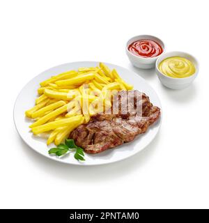 Bistecche alla griglia e patatine fritte su piatto bianco con ketchup e ciotola di senape Foto Stock