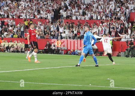 Sevilla, Spagna. 20th Apr, 2023. Erik lamela (#17 - Sevilla FC) celebra il gol di Youssef en-Nesyri (#15 - Sevilla FC) mentre Harry Maguire (#5 - Manchester United) e David de Gea (#1 - Manchester United) si disputano durante il Sevilla FC vs Manchester United, partita di calcio Europa League a Siviglia, Spagna, aprile 20 2023 Credit: Agenzia indipendente per le foto/Alamy Live News Foto Stock