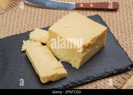 Collezione di formaggi inglesi, primo piano di formaggio cheddar affumicato stagionato inglese Foto Stock