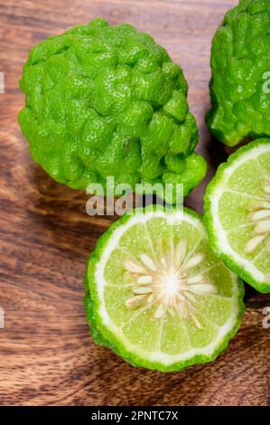 Istrix di agrumi, lime di kaffir verde o di makrut, agrumi nativi del sud-est asiatico tropicale. Frutta e foglie utilizzate nella cucina del sud-est asiatico, es Foto Stock