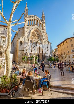 La bella facciata ispirata a Gaudí della chiesa di Sant Bartomeu nella piazza principale di Soller, nei Monti Tramuntana di Maiorca Spagna Foto Stock
