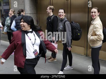 New York, Stati Uniti. 20th Apr, 2023. Un usciere di radio City cammina mentre i ballerini aspettano in fila all'esterno per le 2023 audizioni Rockettes al radio City Music Hall giovedì 20 aprile 2023 a New York City. I ballerini che assistono all'audizione potrebbero ricevere un posto ambito sulla linea Rockettes per lo spettacolare Natale 2023 che starring The radio City Rockettes o un'offerta per partecipare all'invito-soltanto Rockettes Conservatory questa estate. Foto di John Angelillo/UPI Credit: UPI/Alamy Live News Foto Stock