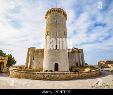 Donjon torre di Bellver Castello il Castillo de Bellver alto su una collina che domina Palma di Maiorca nelle Isole Baleari di Spagna Foto Stock