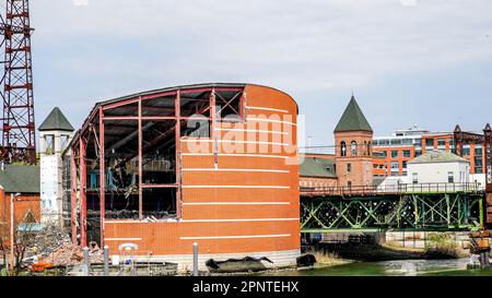 NORWALK, CT, USA - 20 APRILE 2023: Edificio del cinema IMAX che demolisce al Maritime Aquarium in North Water Street a South Norwalk Foto Stock