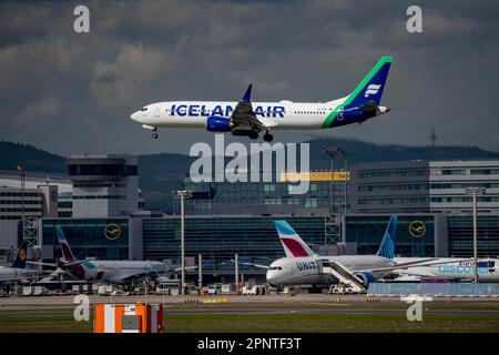 Aeromobili Icelandair in avvicinamento all'aeroporto di Francoforte sul meno, sulla pista centrale, 25C/07C, edificio del terminal, Assia, Germania, Foto Stock