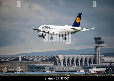 Lufthansa Airbus A319, in avvicinamento all'aeroporto di Francoforte, torre tedesca di controllo del traffico aereo, fra, Hesse, Germania, Foto Stock