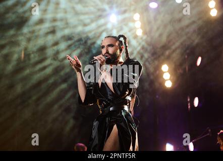 Berlino, Germania. 20th Apr, 2023. Conchita Wurst è sul palco durante il concerto di beneficenza per giovani talenti "All Hands on Deck" nella Mercedes-Benz Arena. Con il concerto dal vivo di beneficenza, i musicisti hanno voluto richiamare l'attenzione sulle preoccupazioni dei giovani talenti nel settore della musica e degli eventi. Credit: Annette Riedl/dpa/Alamy Live News Foto Stock