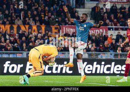 Roma, Italia. 20th Apr, 2023. Roma - COME portiere Roma Rui Patricio, Lutshel Geertruida di Feyenoord durante la partita tra AS Roma e Feyenoord allo Stadio Olimpico il 20 aprile 2023 a Roma. Credit: Foto box-to-box/Alamy Live News Foto Stock