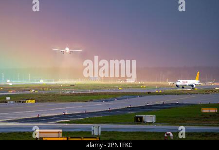 Aeroporto di Francoforte, aereo che atterra in una tempesta di pioggia con arcobaleno, fra, Assia, Germania, Foto Stock