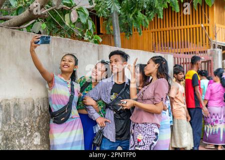 Le comunità di Rakhine celebrano lo Shangrain, popolare conosciuto come il festival dell'acqua nel Bazar di Cox. Le comunità indigene si riuniscono e si impegnano in giochi d'acqua per purificare tutti i dolori e la disperazione lasciati dall'anno che passa in occasione dell'accoglienza del nuovo anno, noto anche come Sangrain. Il festival, che proseguirà per tre giorni, saluta l'anno precedente e dà il benvenuto al nuovo anno. La credenza tradizionale è che un passato cupo e unsavory può essere lavato via con un inizio fresco nel prossimo. (Foto di Zakir Hossain/Pacific Press) Foto Stock